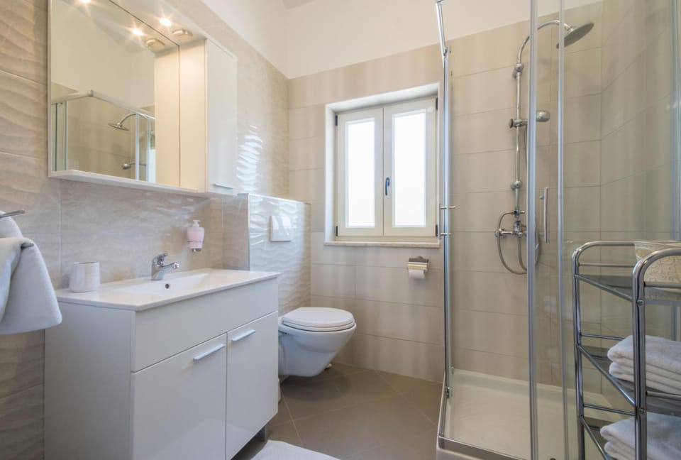 Shower, Toilet, Bathroom, towels