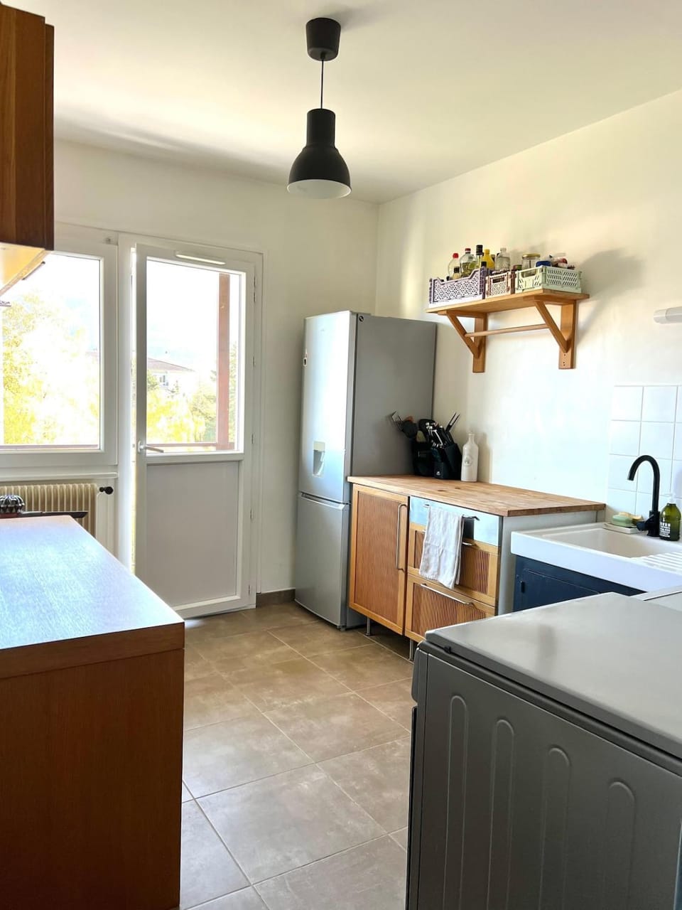 Kitchen or kitchenette, dishwasher, oven