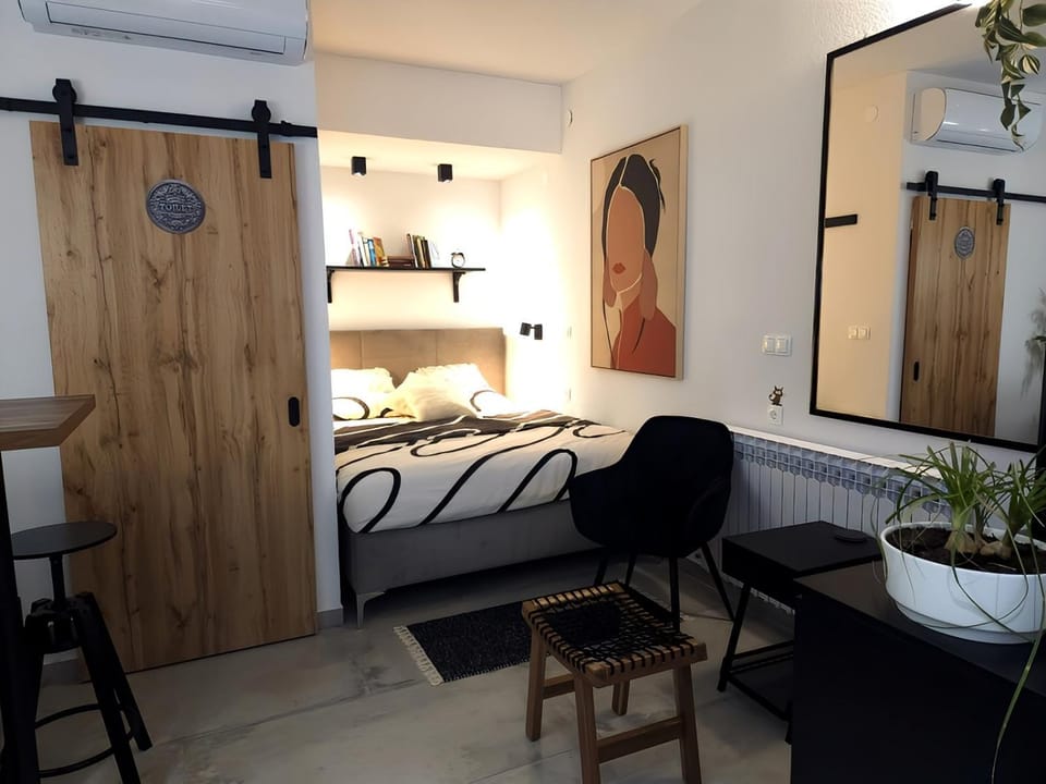 Bed, Living room, Seating area, Dining area, Bedroom, wardrobe