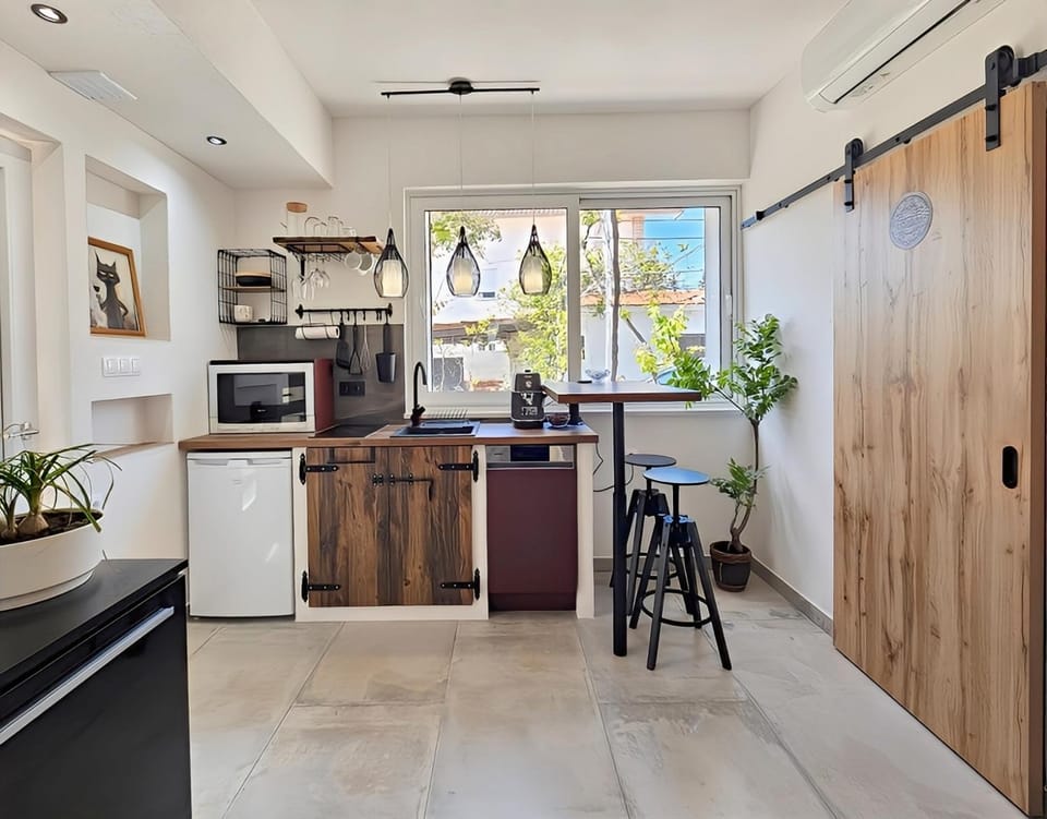 Kitchen or kitchenette, Dining area, dishwasher, oven, stove