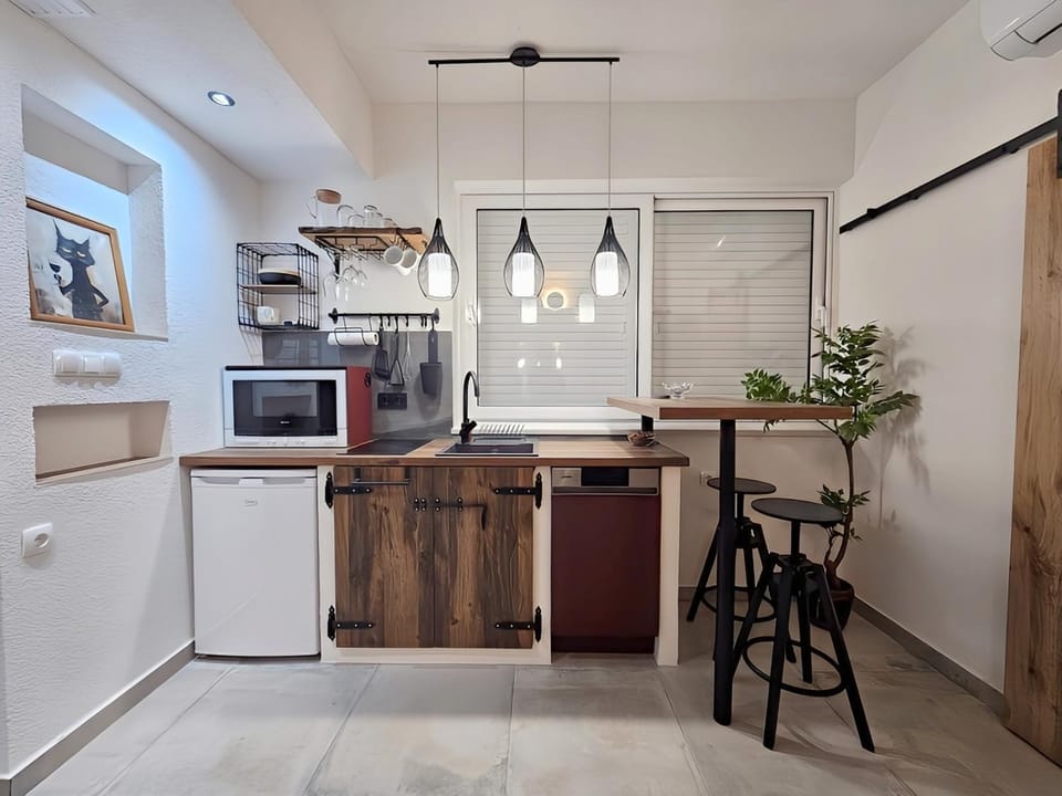Kitchen or kitchenette, Dining area, dishwasher, oven, stove