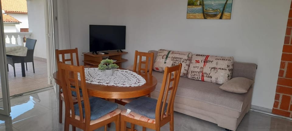 TV and multimedia, Living room, Seating area, Dining area