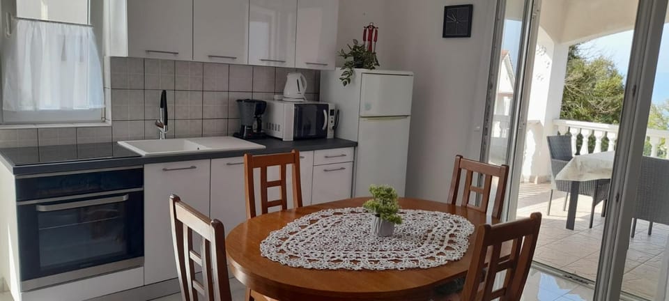 Dining area, oven, pet friendly, stove