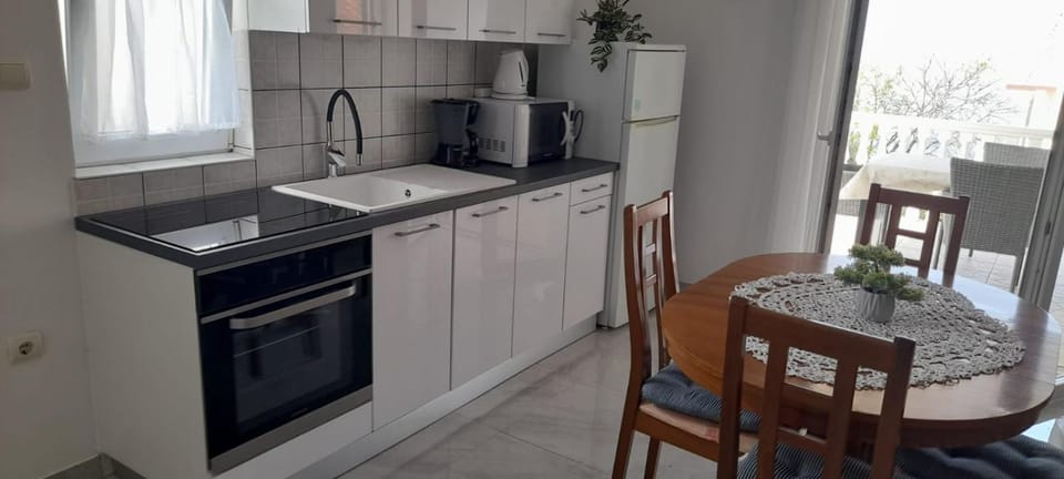 Kitchen or kitchenette, Dining area, oven, pet friendly