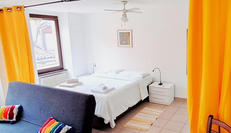 Bed, Living room, Photo of the whole room, Bedroom, towels