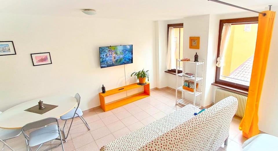 Communal lounge/ TV room, TV and multimedia, Living room, Seating area, Dining area, Evening entertainment