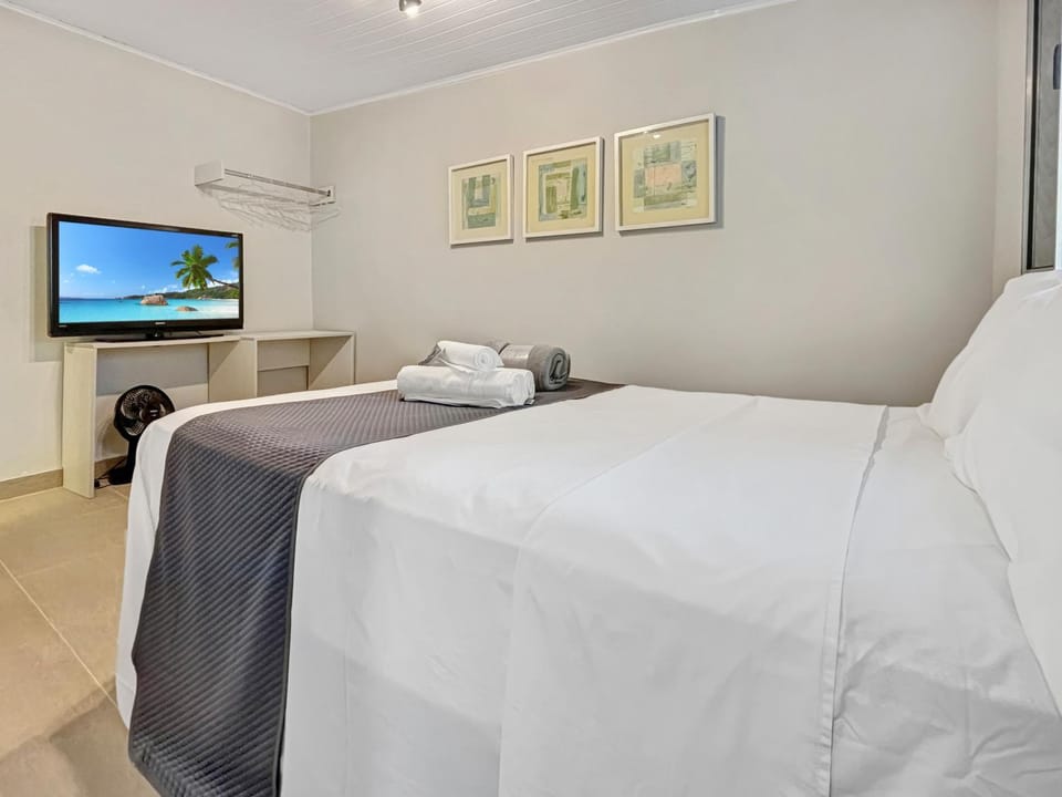 Bed, TV and multimedia, Photo of the whole room, Bedroom, towels