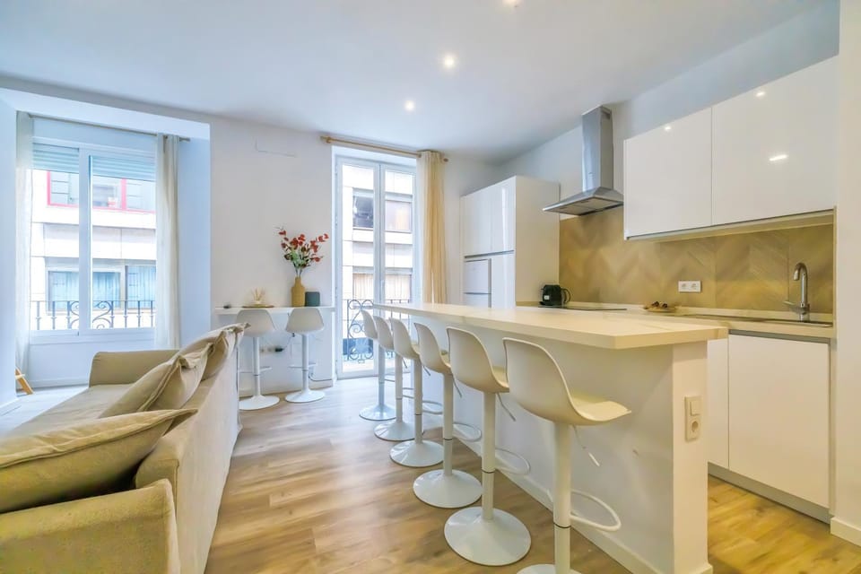 Kitchen or kitchenette, Living room, Seating area, Dining area, heating, stove, washing machine, air conditioner