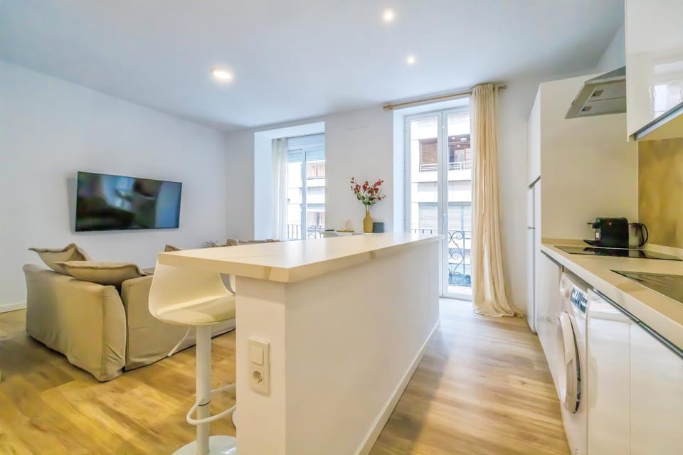 TV and multimedia, Kitchen or kitchenette, Living room, Seating area, Dining area, microwave, oven, washing machine