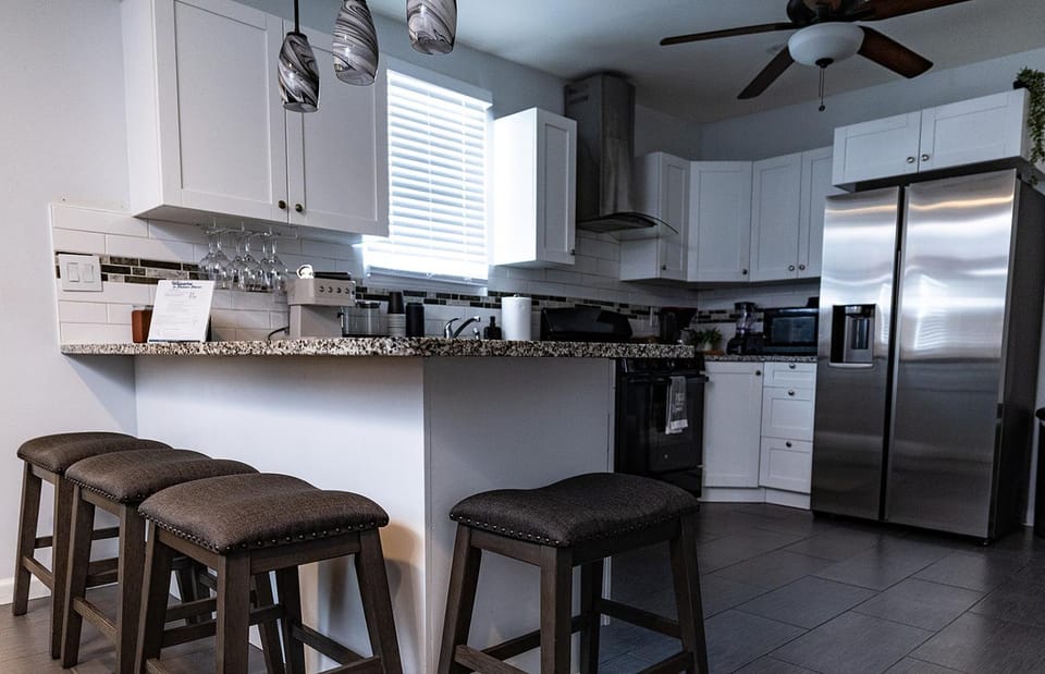 Coffee/tea facilities, Kitchen or kitchenette, Dining area, oven, toaster
