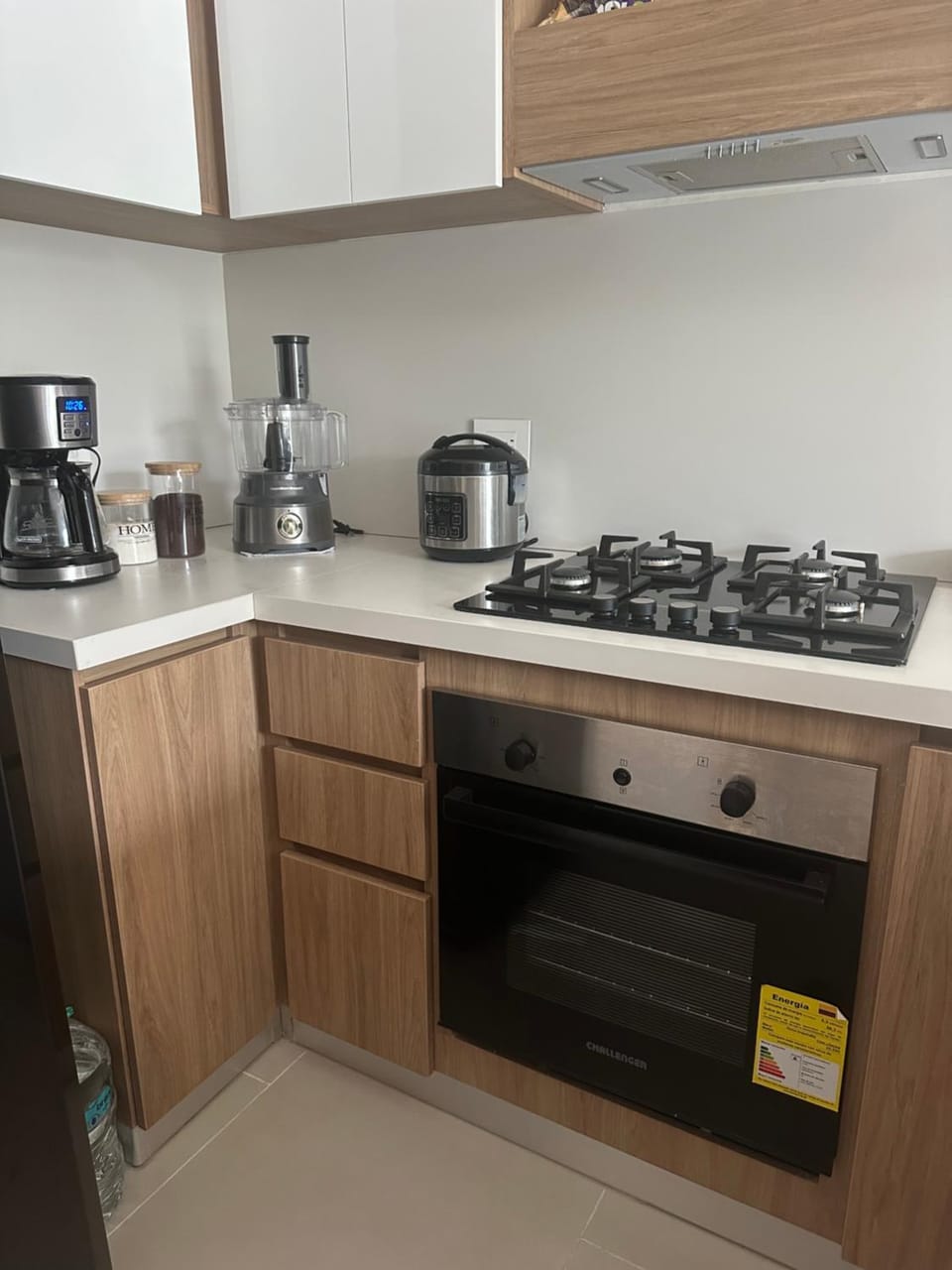 Coffee/tea facilities, Kitchen or kitchenette, stove