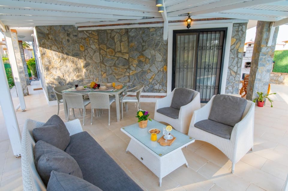 Patio, Day, Balcony/Terrace, Seating area, Dining area