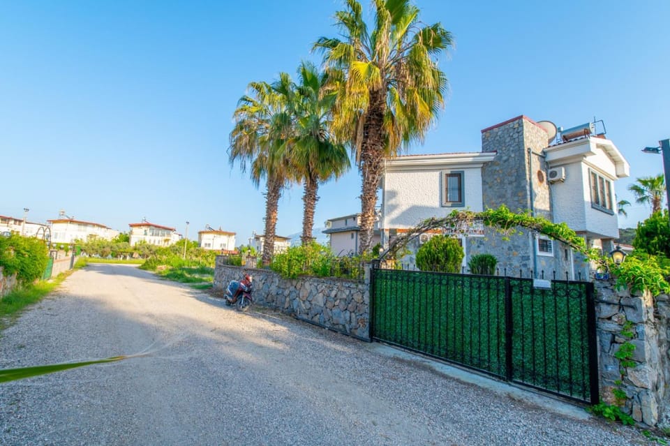Property building, Day, Neighbourhood, Street view