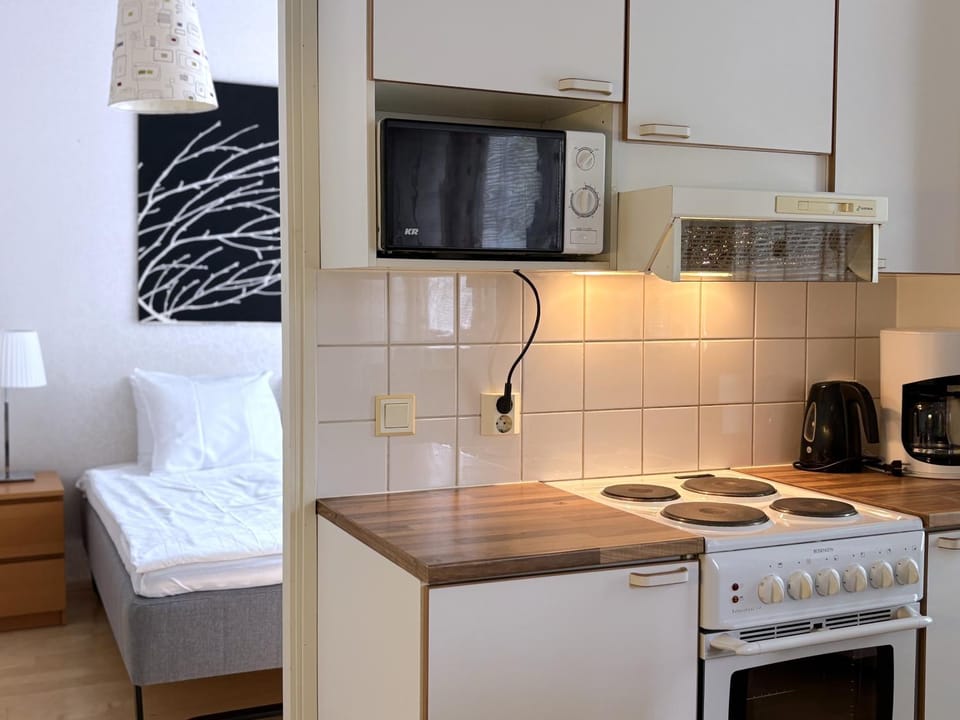 Coffee/tea facilities, Photo of the whole room, microwave, stove