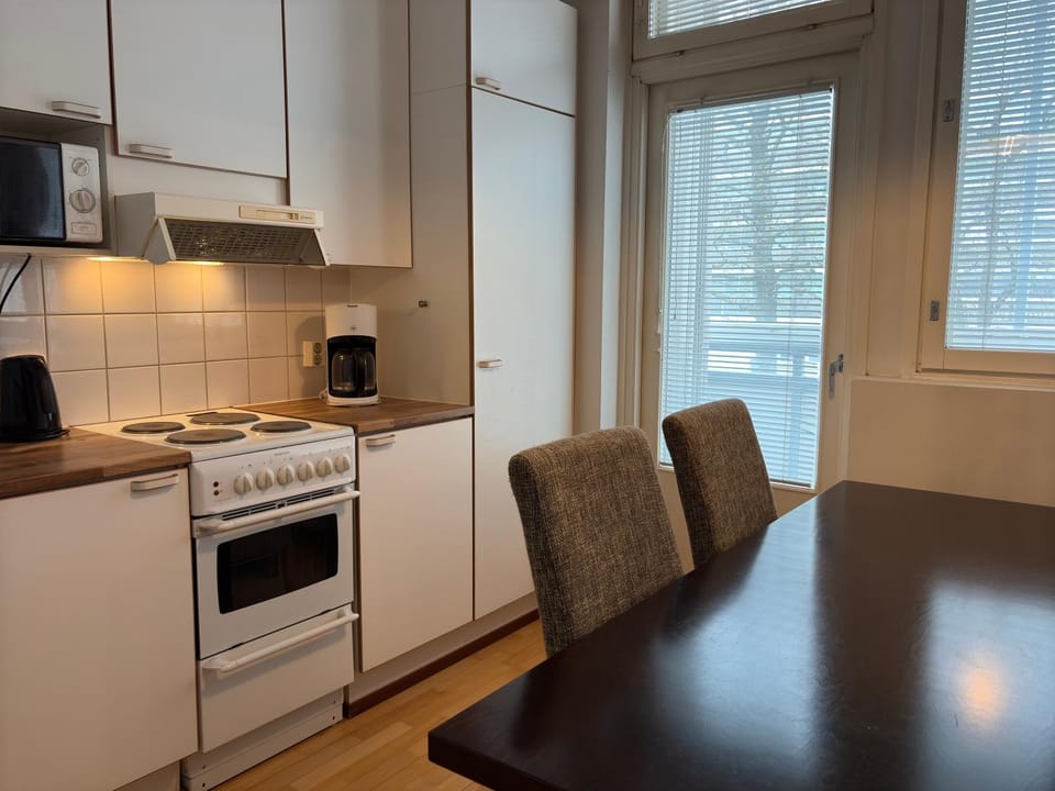 Kitchen or kitchenette, Dining area, oven