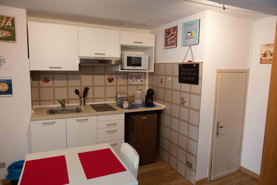 Kitchen or kitchenette, microwave, minibar, oven, stove