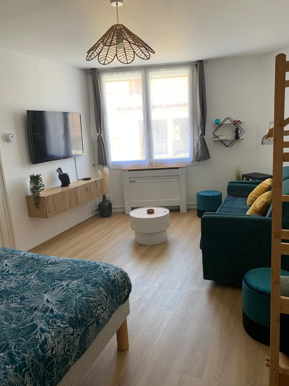 Bed, TV and multimedia, Living room, Photo of the whole room, Seating area, Bedroom