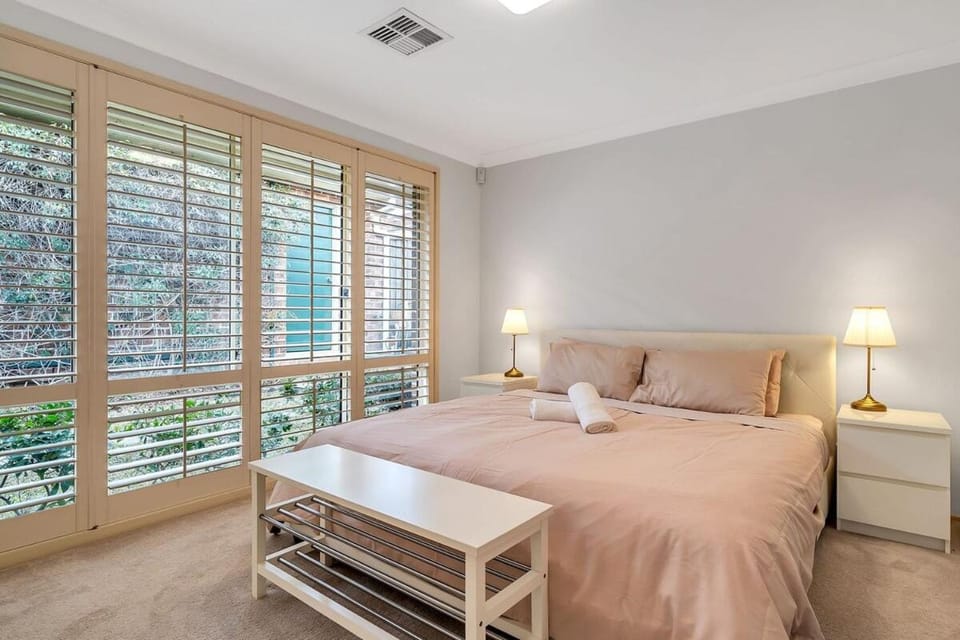 59AG Abnb-Style Tranquil 3BR Home, Water with Private Fenced Yard House in Gladesville