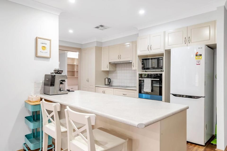 59AG Abnb-Style Tranquil 3BR Home, Water with Private Fenced Yard House in Gladesville