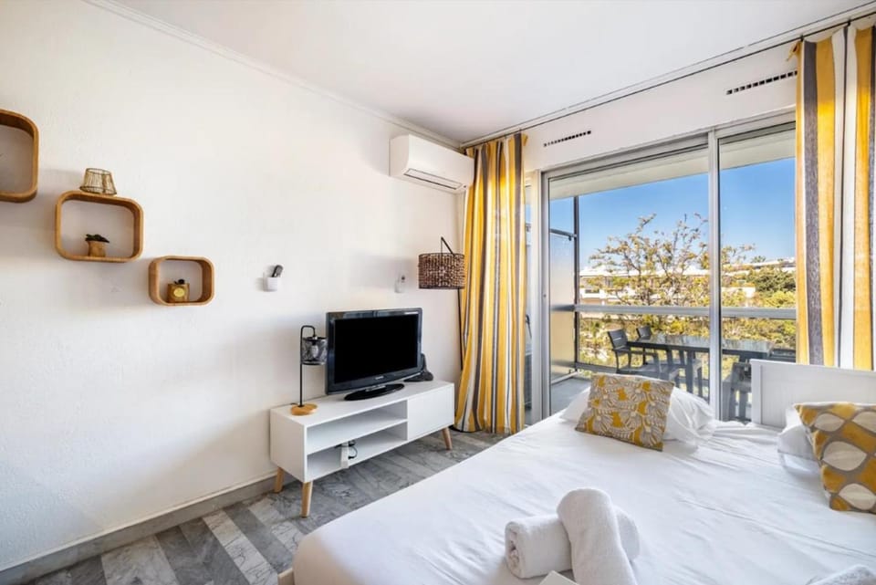 TV and multimedia, Living room, air conditioner