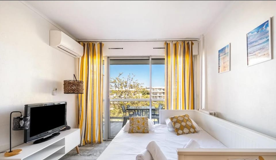 Bed, TV and multimedia, Photo of the whole room, air conditioner