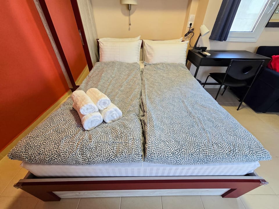 Bed, Bedroom, towels