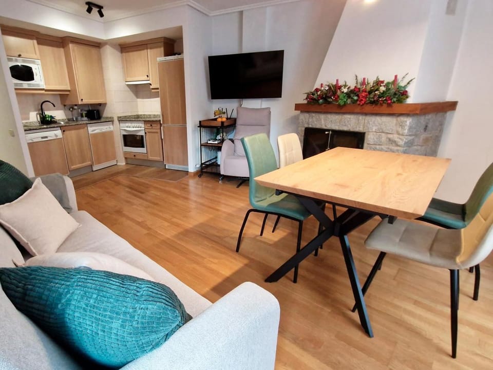 TV and multimedia, Kitchen or kitchenette, Living room, Seating area, Dining area, dishwasher, oven, stove