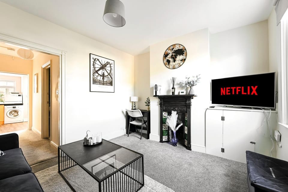 Central Canterbury Gem New Refreshed Decor Sunny Deck Outdoor Furniture FREE Parking 2BR 2BA TOP Location House in Canterbury