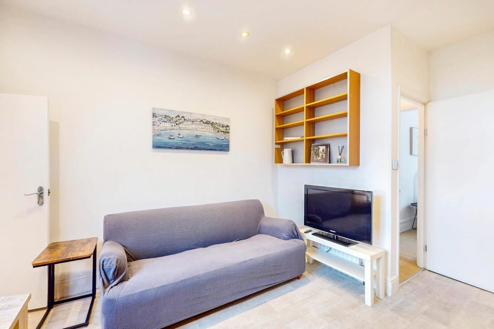 2-Bed Flat Steps to Wimbledon Park & Tube Apartment in London