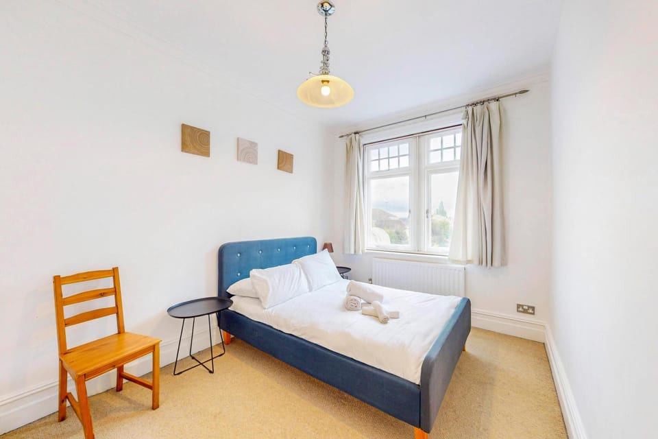 2-Bed Flat Steps to Wimbledon Park & Tube Apartment in London