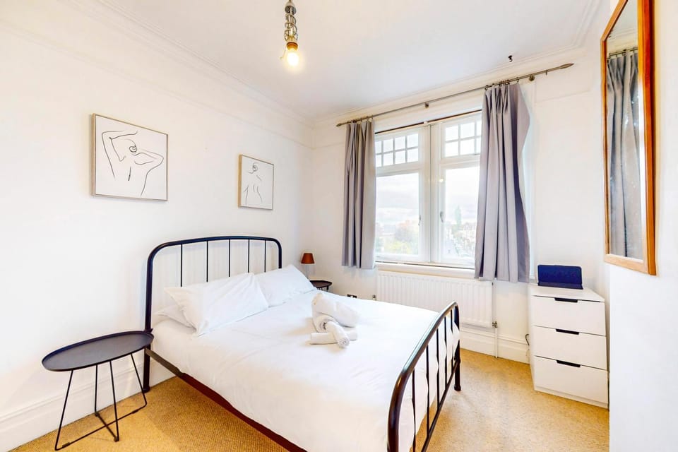 2-Bed Flat Steps to Wimbledon Park & Tube Apartment in London