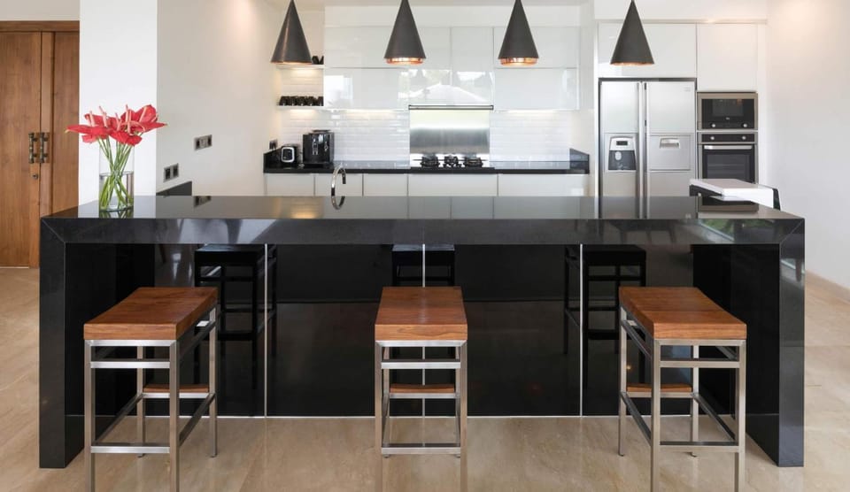 Kitchen or kitchenette, minibar
