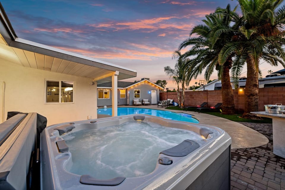 Cactus Oasis 5-BR House CasitaHeated Spa & Pool House in Scottsdale