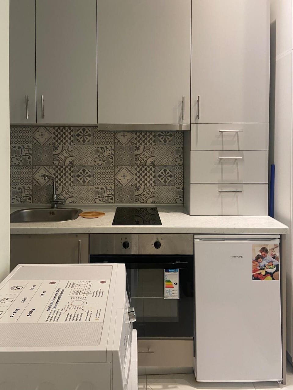 Kitchen or kitchenette, minibar, oven, stove