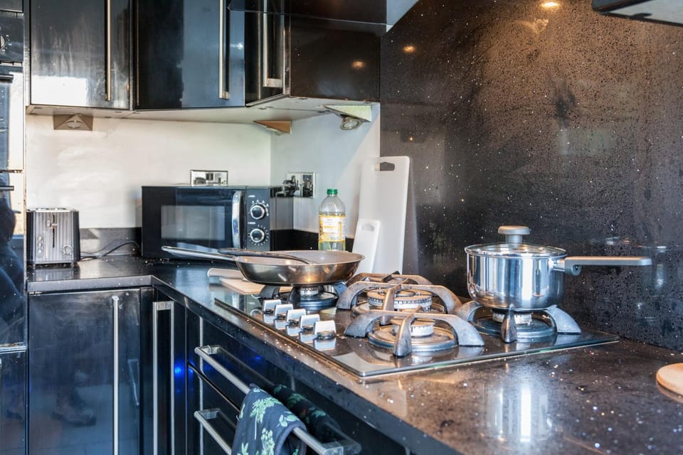 Coffee/tea facilities, Kitchen or kitchenette, Food and drinks, stove, toaster