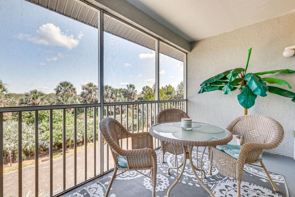 Sleek Naples Condo w/ Balcony: Snowbirds Welcome! House in North Naples