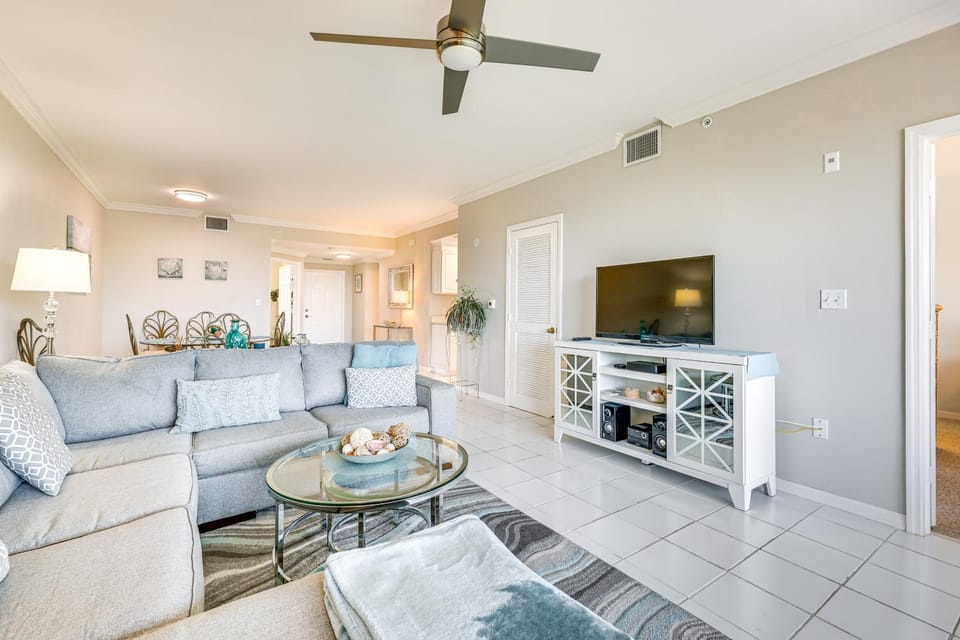 Sleek Naples Condo w/ Balcony: Snowbirds Welcome! House in North Naples