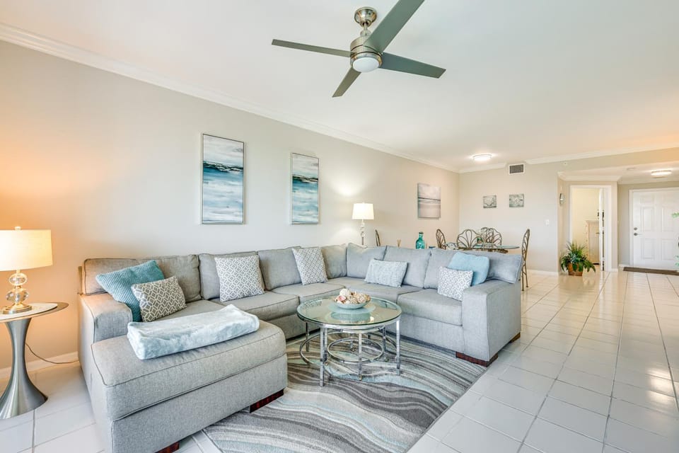 Sleek Naples Condo w/ Balcony: Snowbirds Welcome! House in North Naples