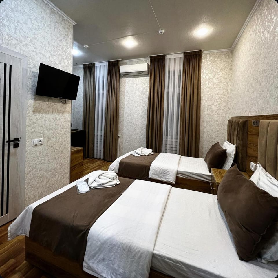 Bed, TV and multimedia, Photo of the whole room, Bedroom, towels, wardrobe, air conditioner