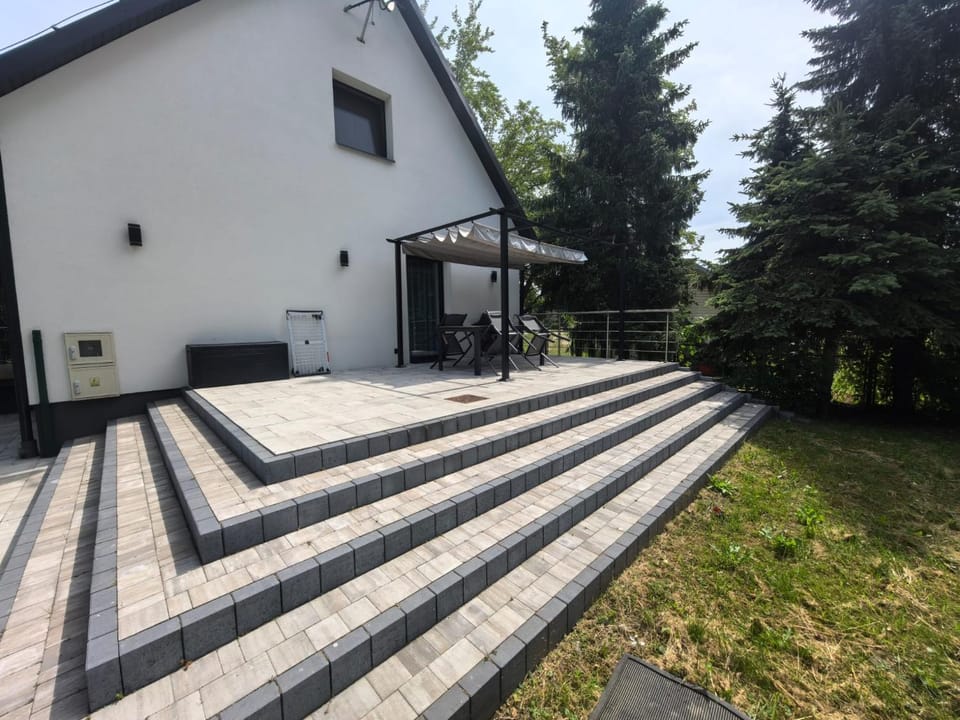 Property building, Garden, Balcony/Terrace, Garden view