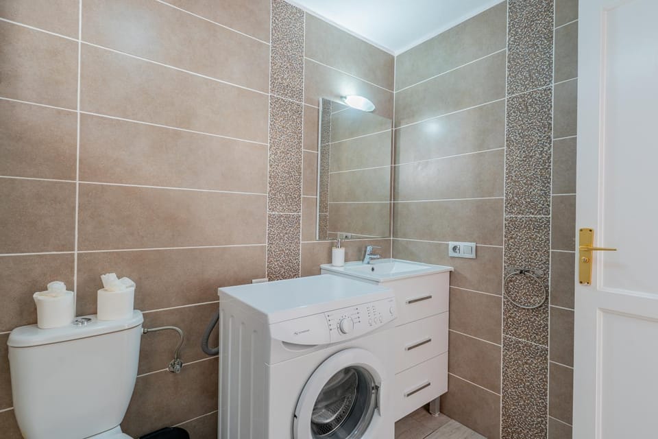 Shower, Toilet, Bathroom, towels, washing machine