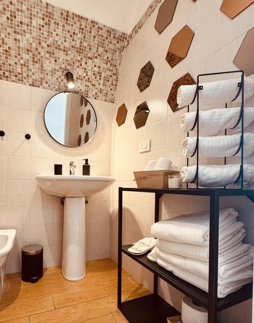 Toilet, Bathroom, bidet, towels