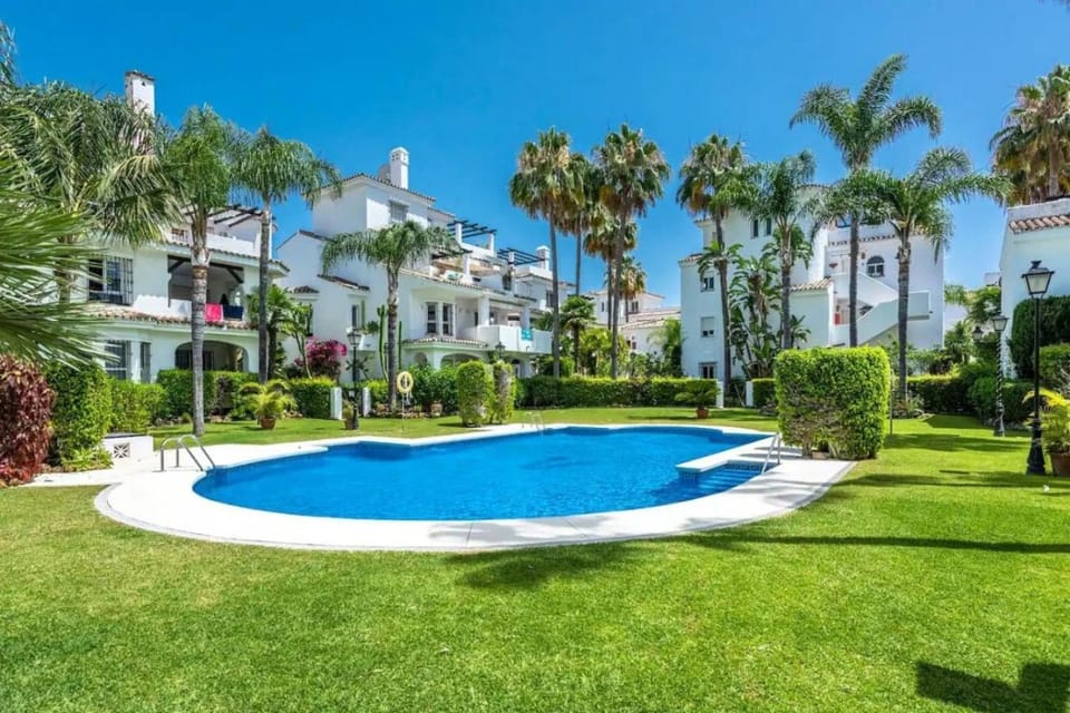 Property building, Day, Natural landscape, Garden, Swimming pool, Swimming pool