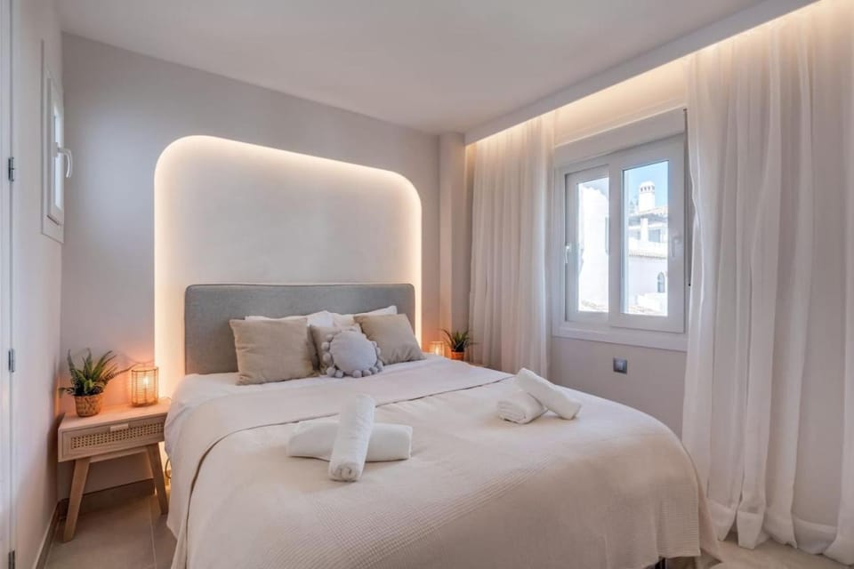 Bed, Bedroom, towels