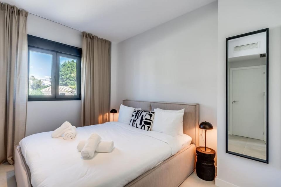 Bed, Bedroom, towels, wardrobe