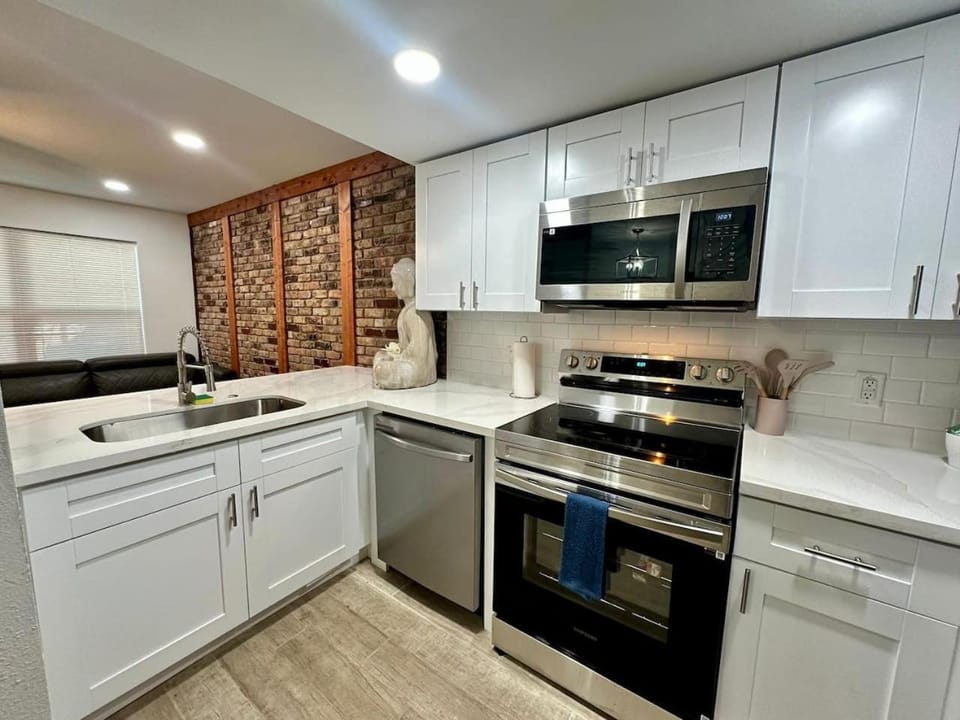 Relax and Recharge in the Heart ofVibrant Montrose Apartment in Houston