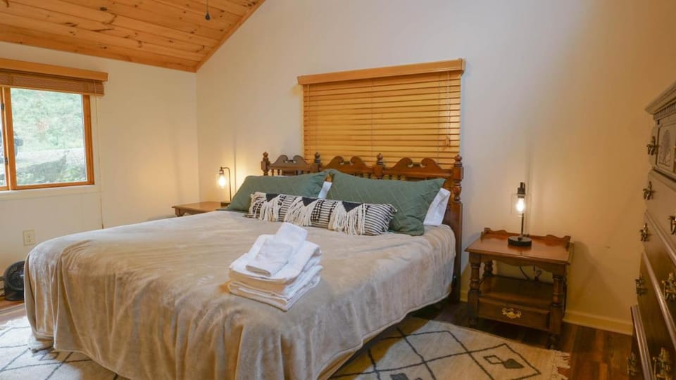 Lookout Lodge - Hot tub, Views, Xbox, Bar House in Beech Mountain