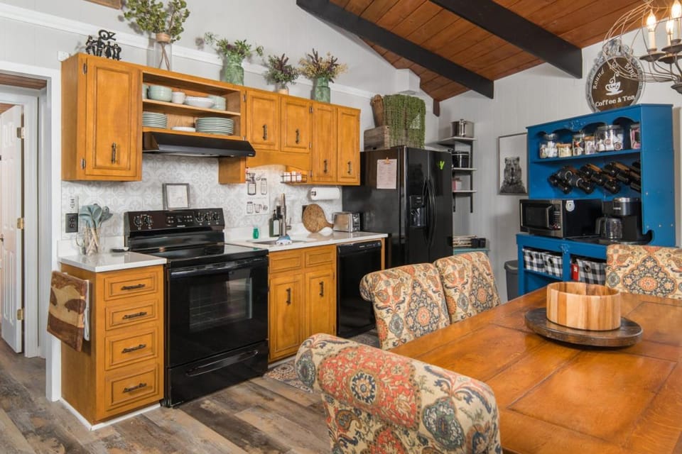 At The Ski Resort Entrance, Gas Fireplace, Deck, Firepit, House in Beech Mountain