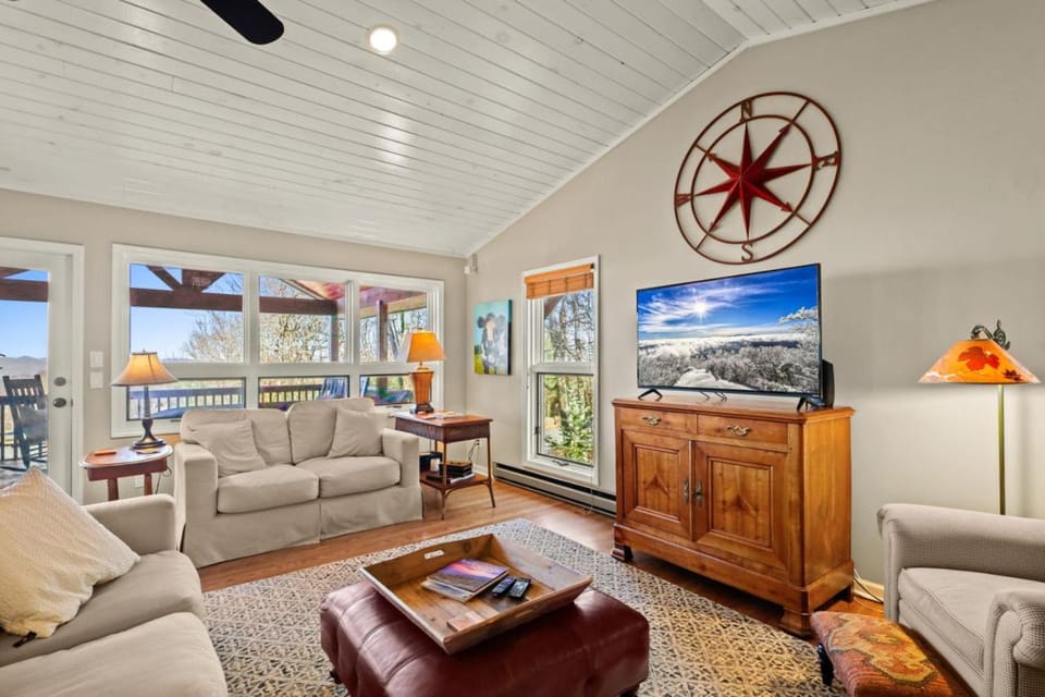 Pet Friendly Chalet With Views House in Beech Mountain