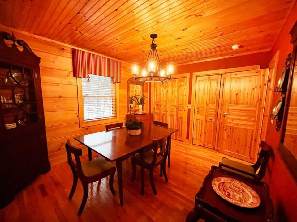 Minutes to Boone, Blowing Rock, HotTub, Firepit House in Watauga